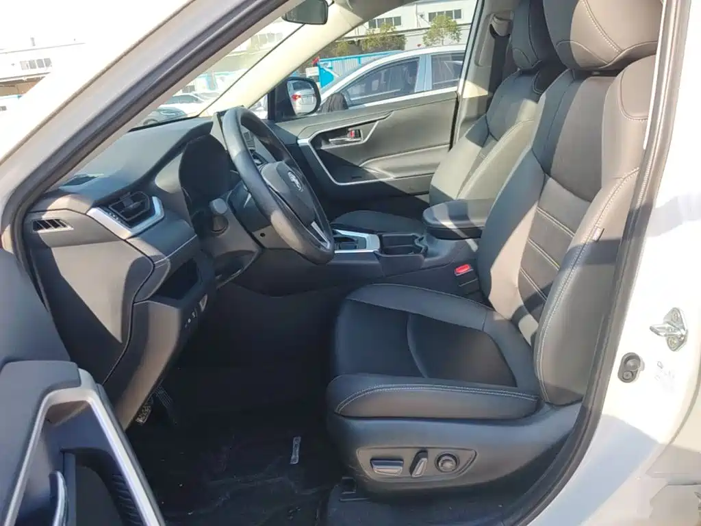 Toyota RAV4 — фото 14