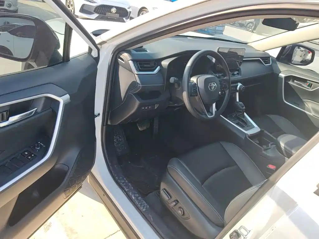 Toyota RAV4 — фото 15