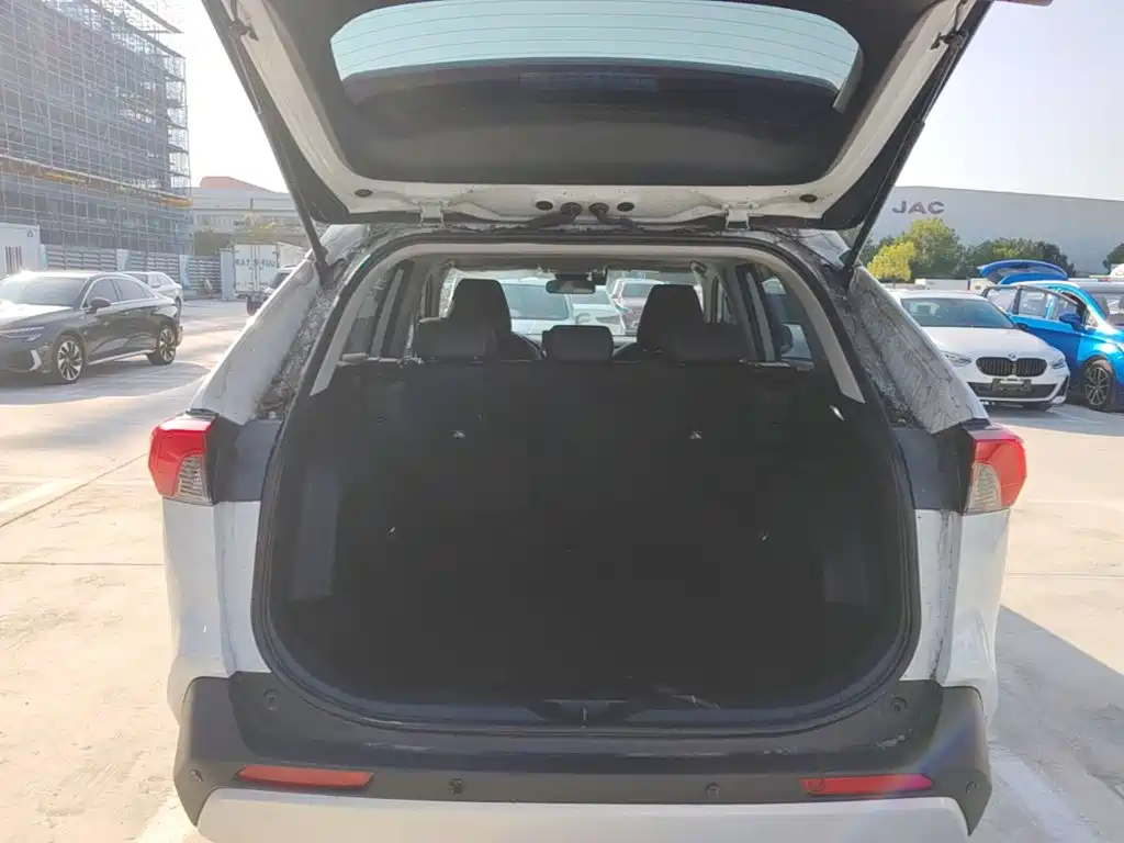 Toyota RAV4 — фото 18