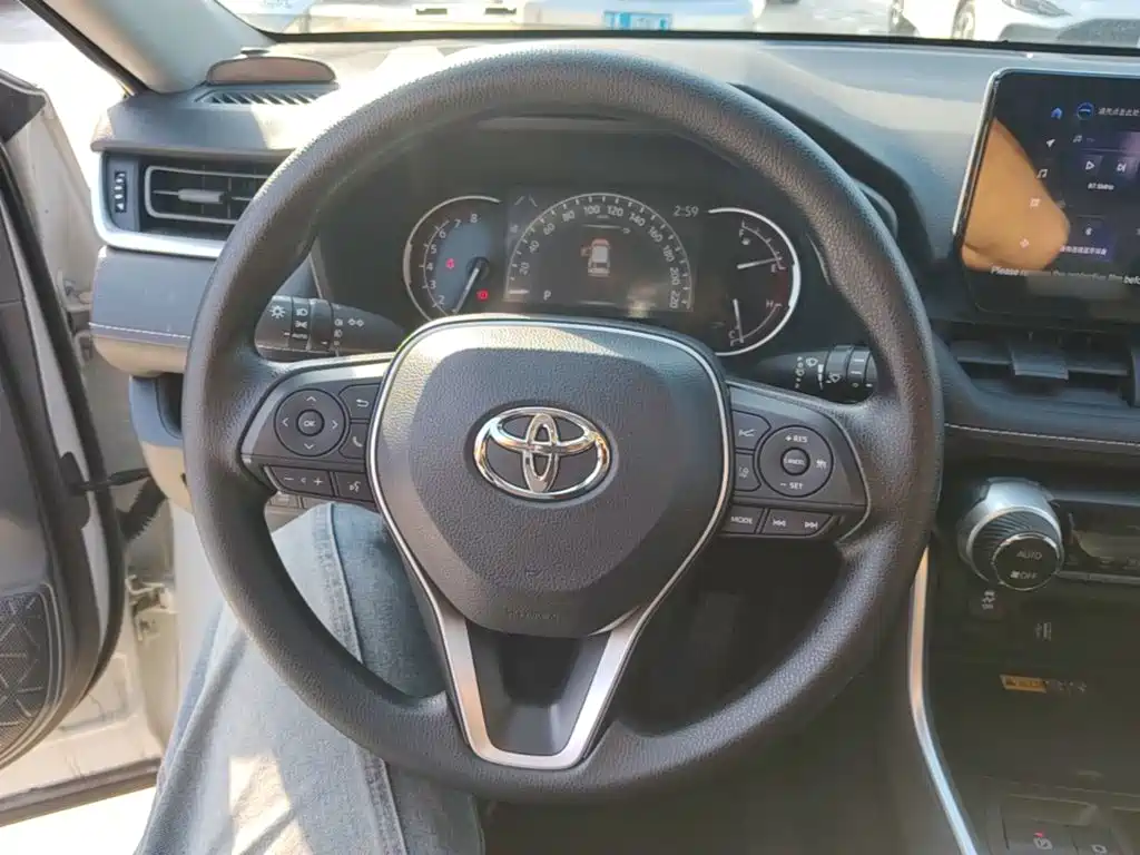 Toyota RAV4 — фото 10