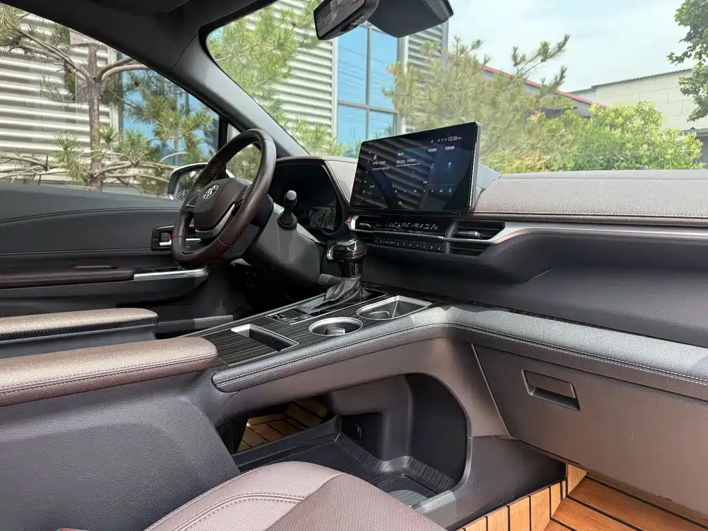 Toyota Sienna — фото 2