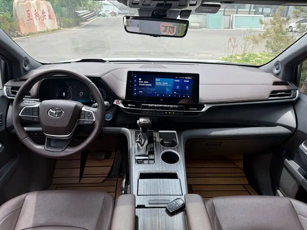 Toyota Sienna — фото 4