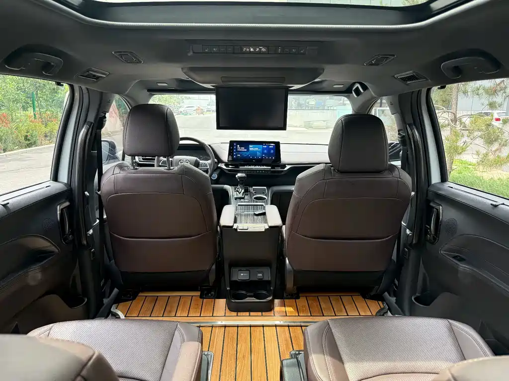 Toyota Sienna — фото 5