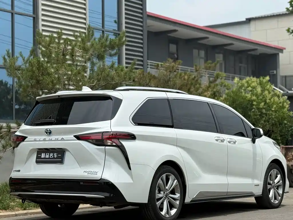 Toyota Sienna — фото 9