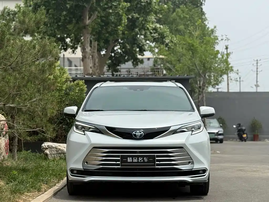 Toyota Sienna — фото 10