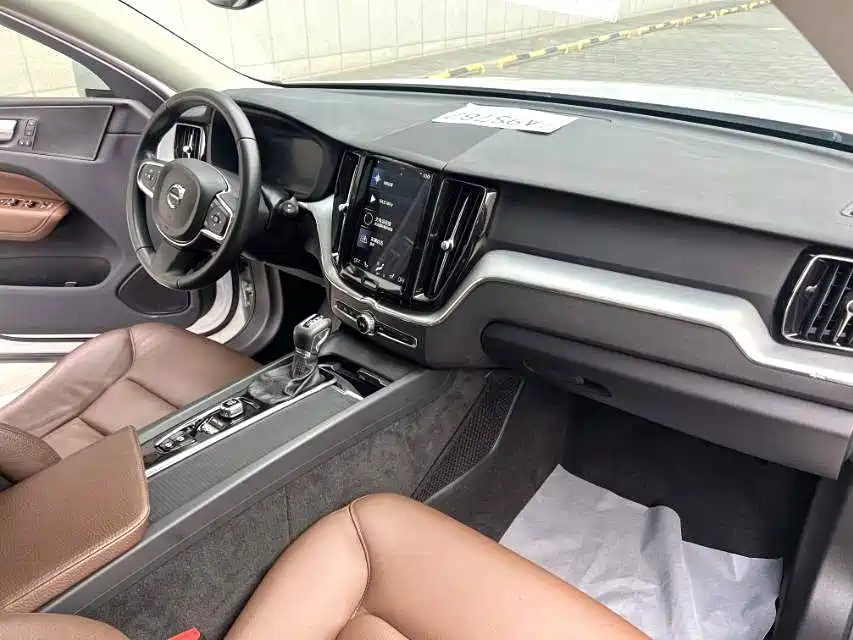 Volvo XC60 — фото 3
