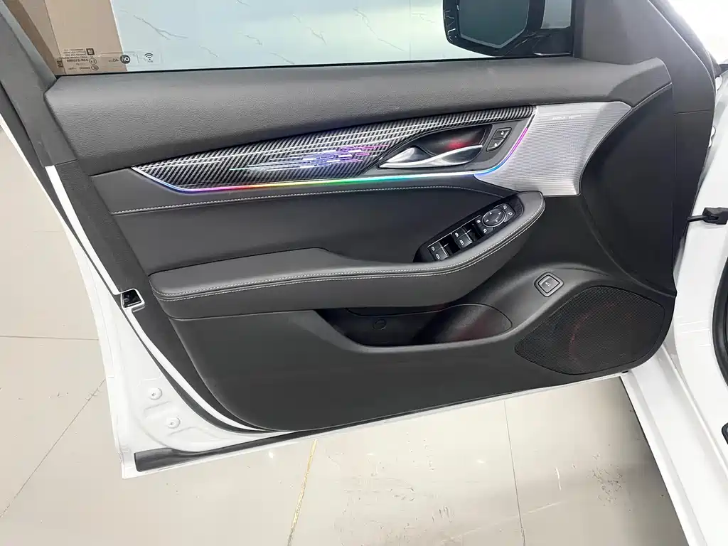 Cadillac CT5 — фото 8