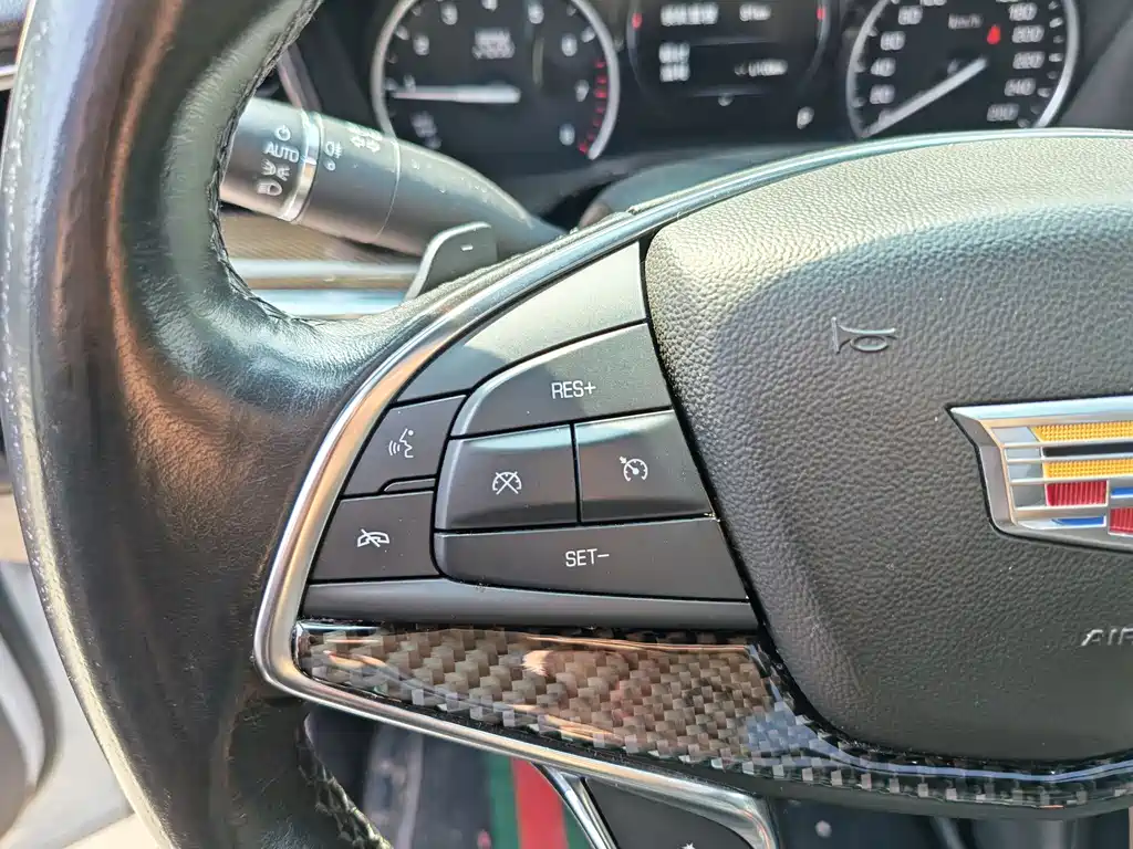 Cadillac XT5 — фото 14
