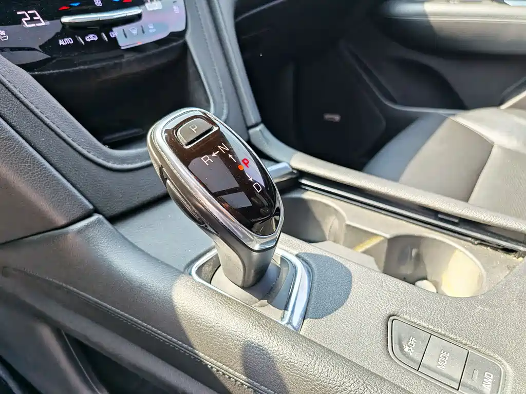 Cadillac XT5 — фото 16