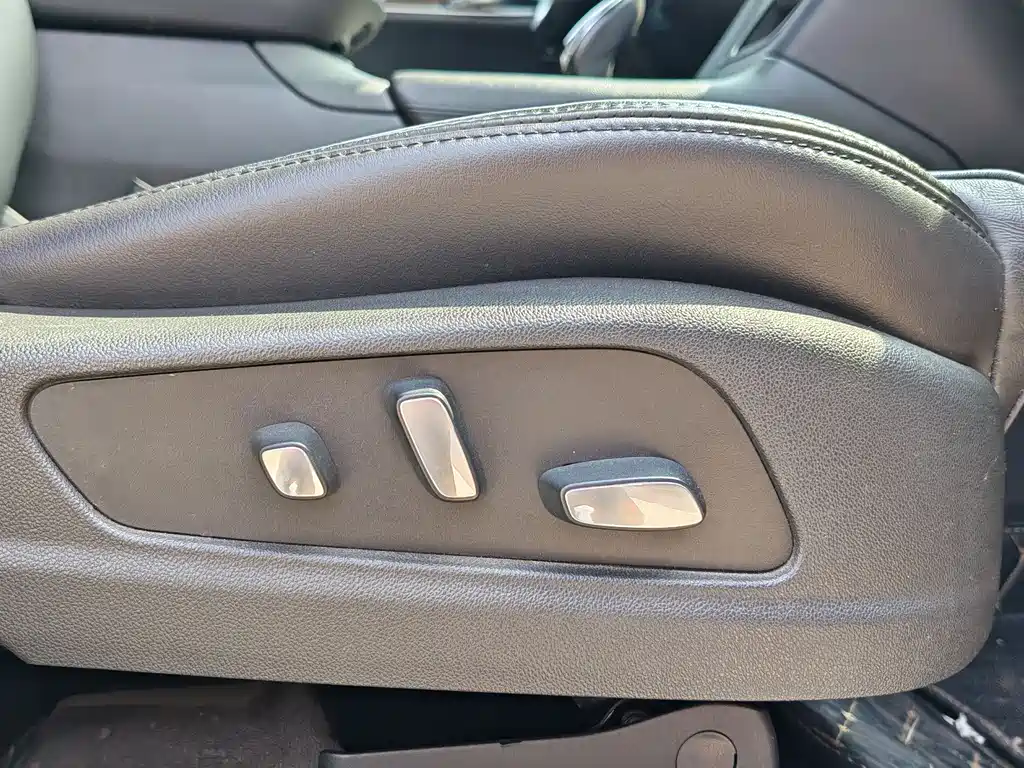 Cadillac XT5 — фото 32