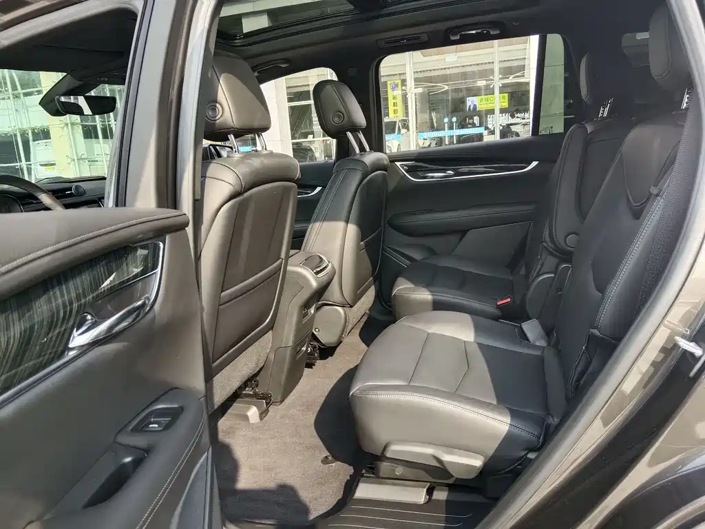Cadillac XT6 — фото 10
