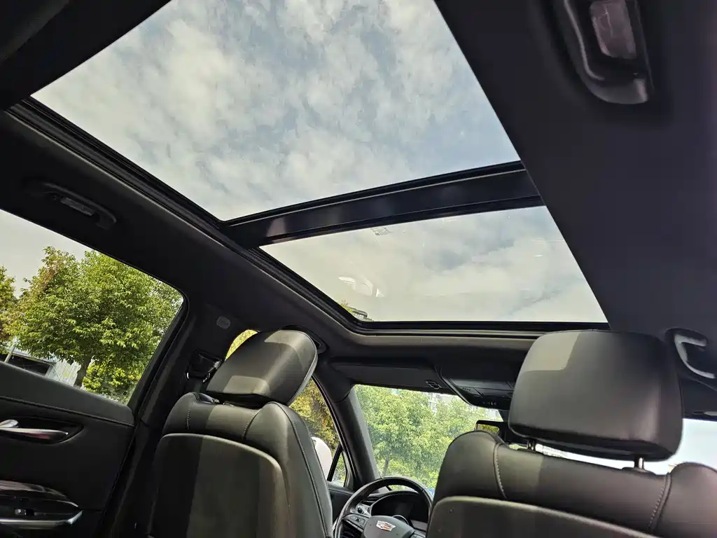 Cadillac XT4 — фото 8
