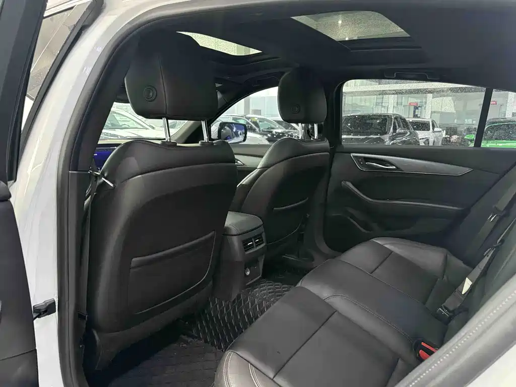 Cadillac CT5 — фото 11
