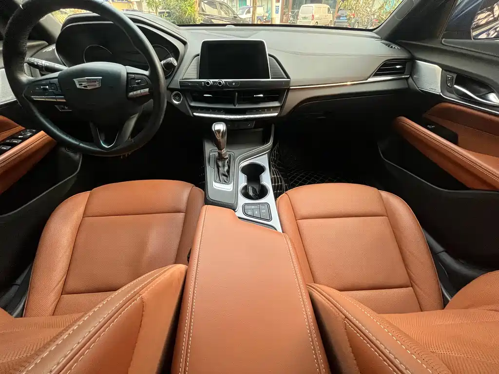 Cadillac CT4 — фото 8
