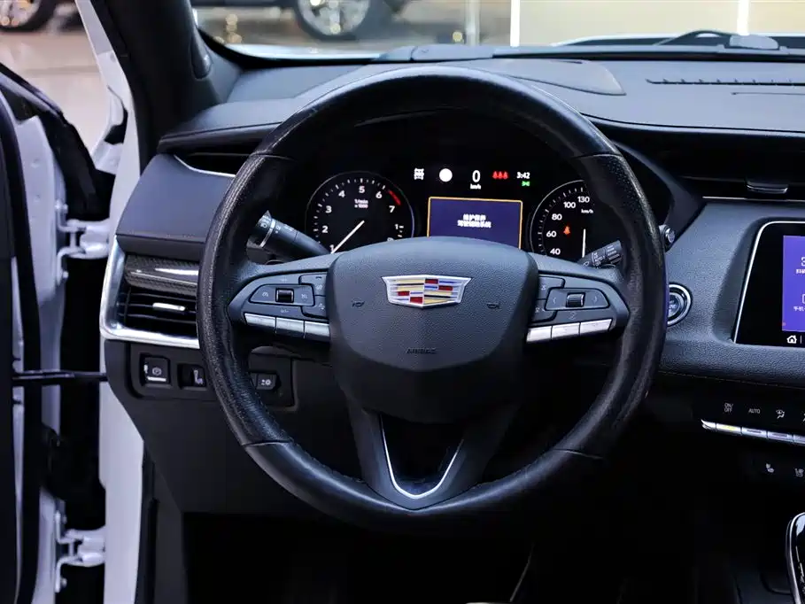 Cadillac XT4 — фото 23