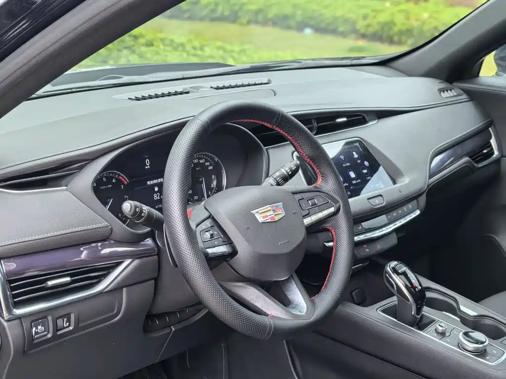 Cadillac XT4 — фото 8