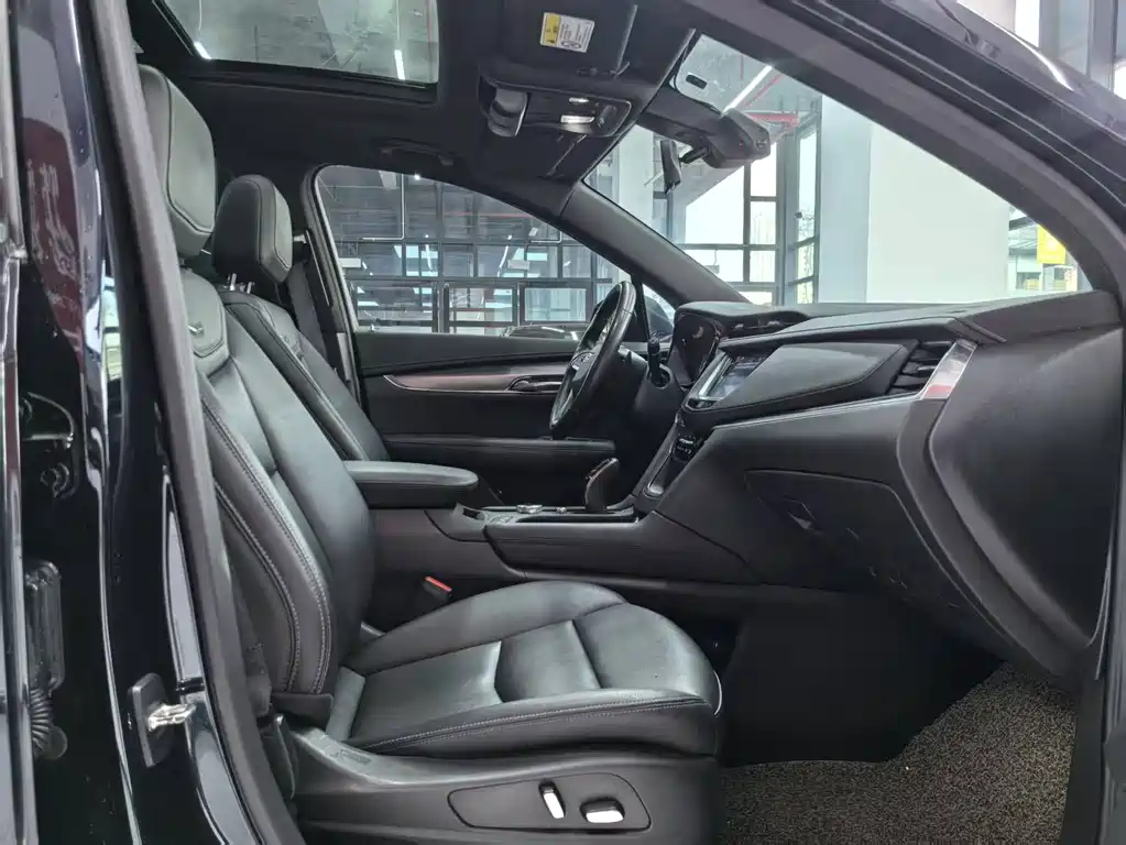 Cadillac XT6 — фото 10