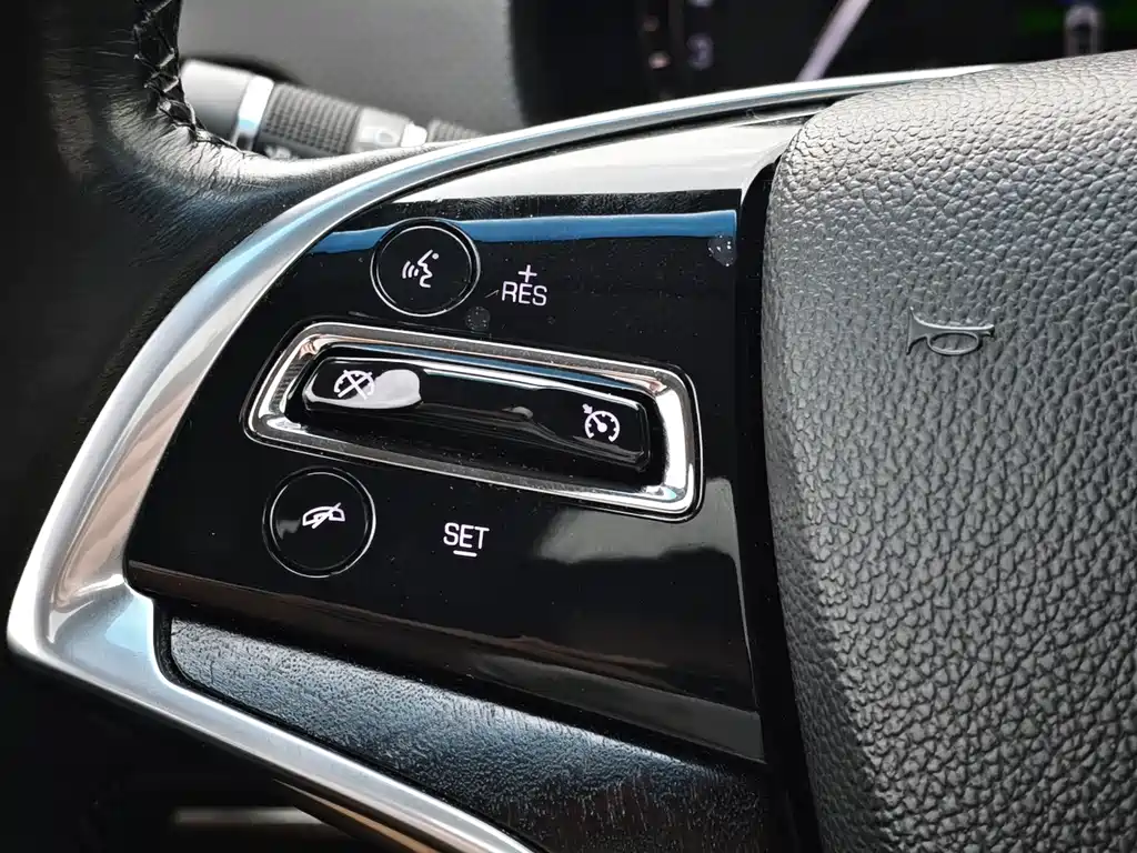 Cadillac XTS — фото 20