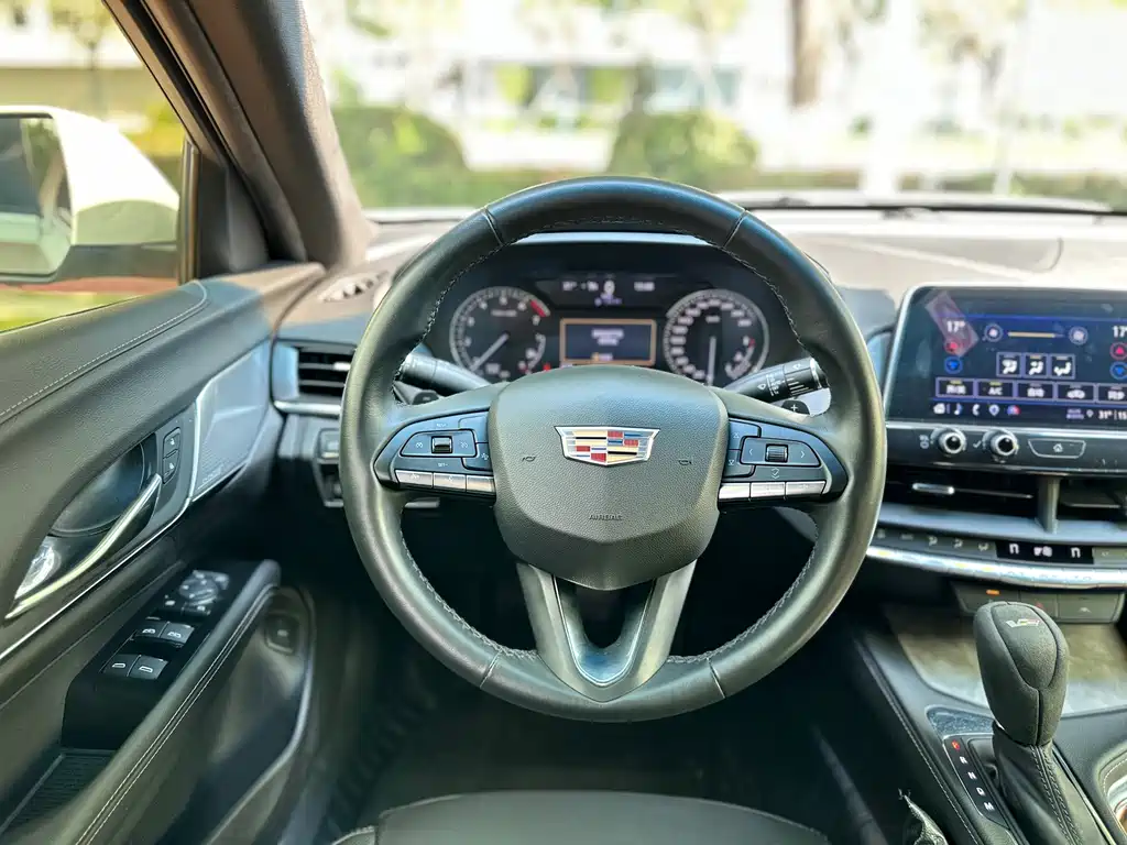 Cadillac CT4 — фото 10