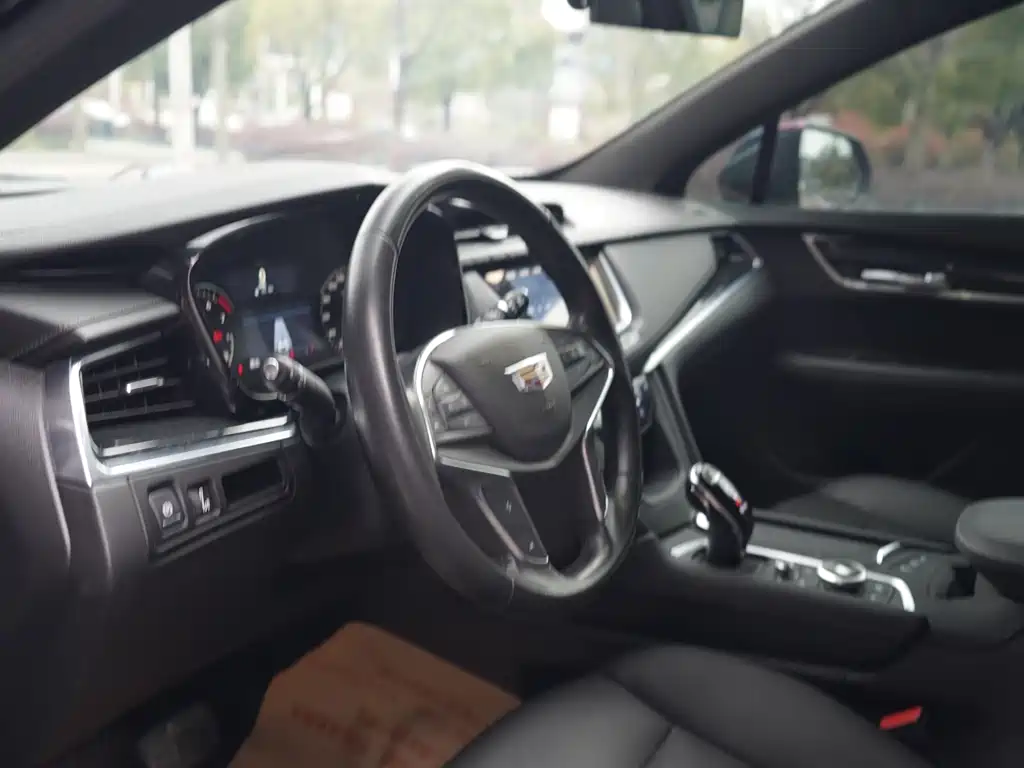 Cadillac XT5 — фото 11