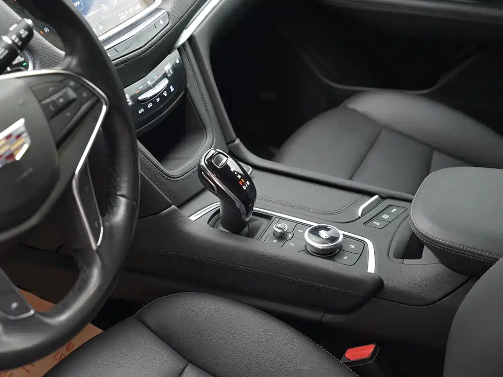 Cadillac XT5 — фото 10