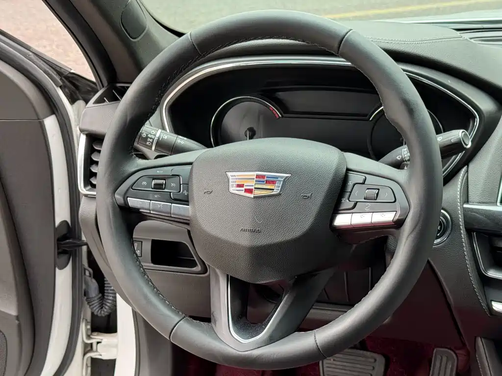 Cadillac CT5 — фото 9