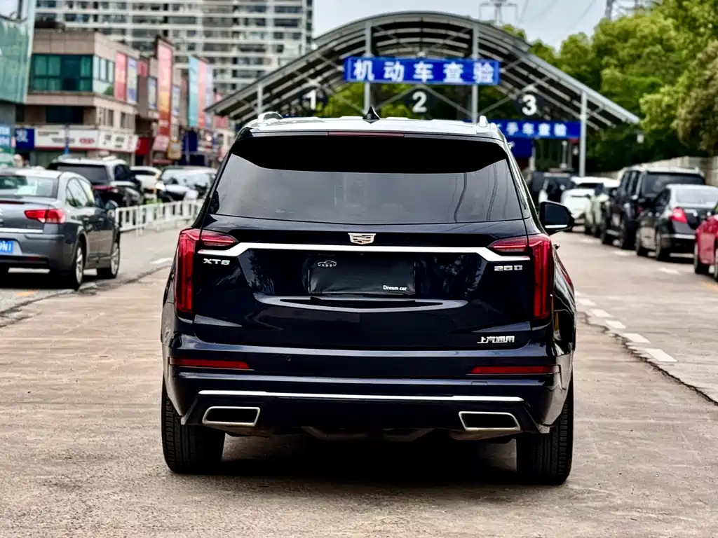 Cadillac XT6 — фото 11