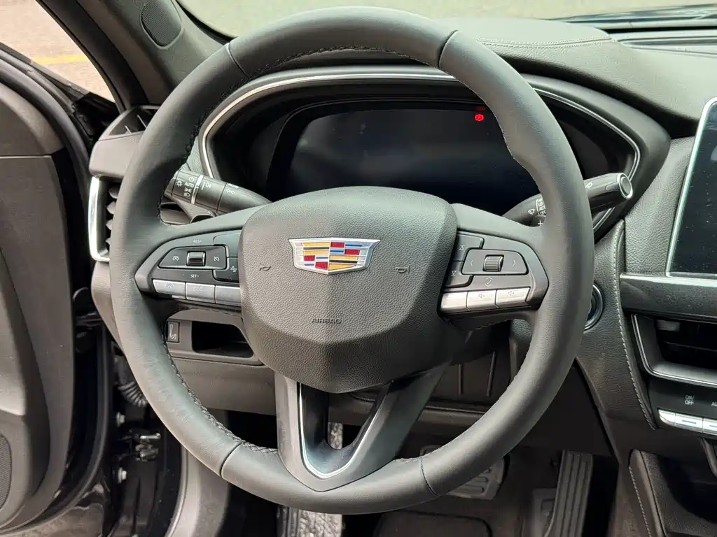 Cadillac CT5 — фото 9