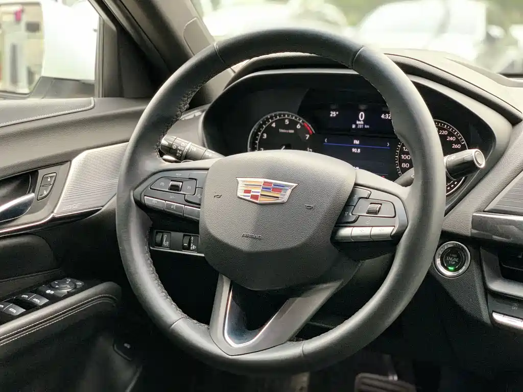 Cadillac CT4 — фото 22