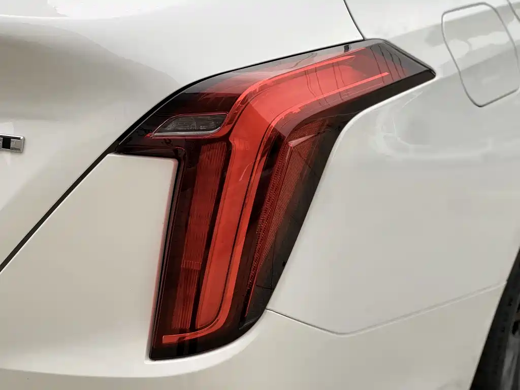 Cadillac CT4 — фото 8