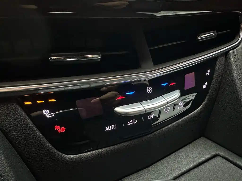 Cadillac CT6 — фото 21