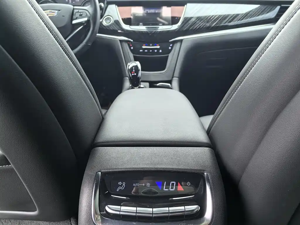 Cadillac XT6 — фото 11