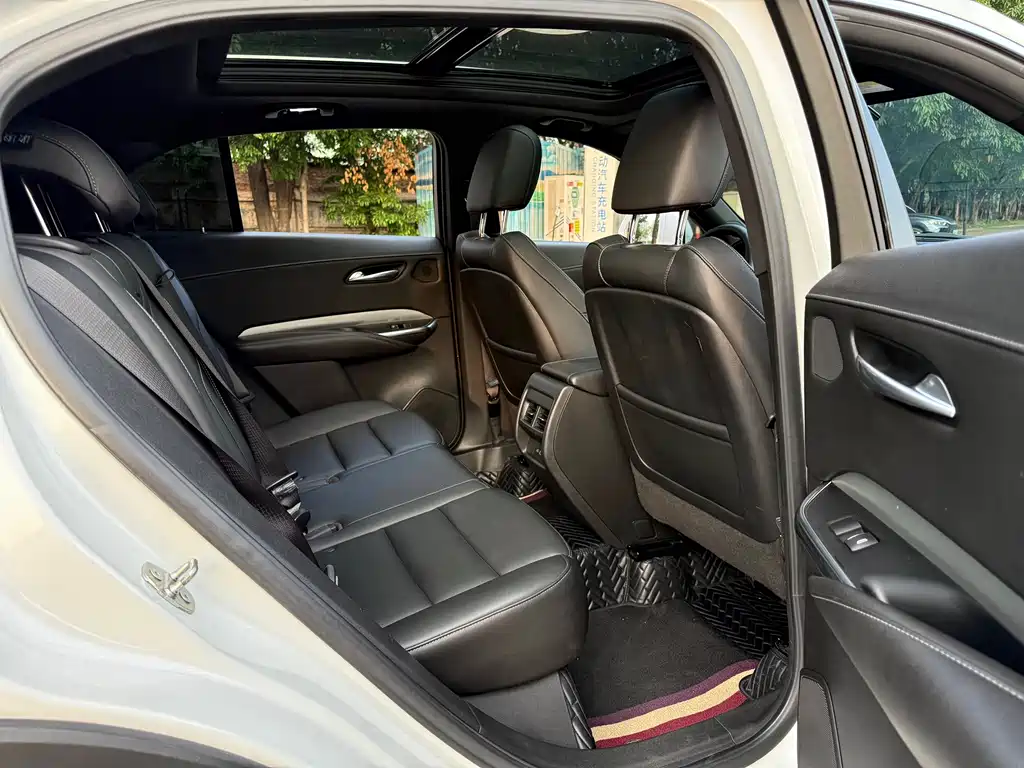 Cadillac XT4 — фото 10