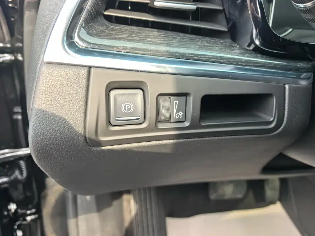 Cadillac XT5 — фото 14