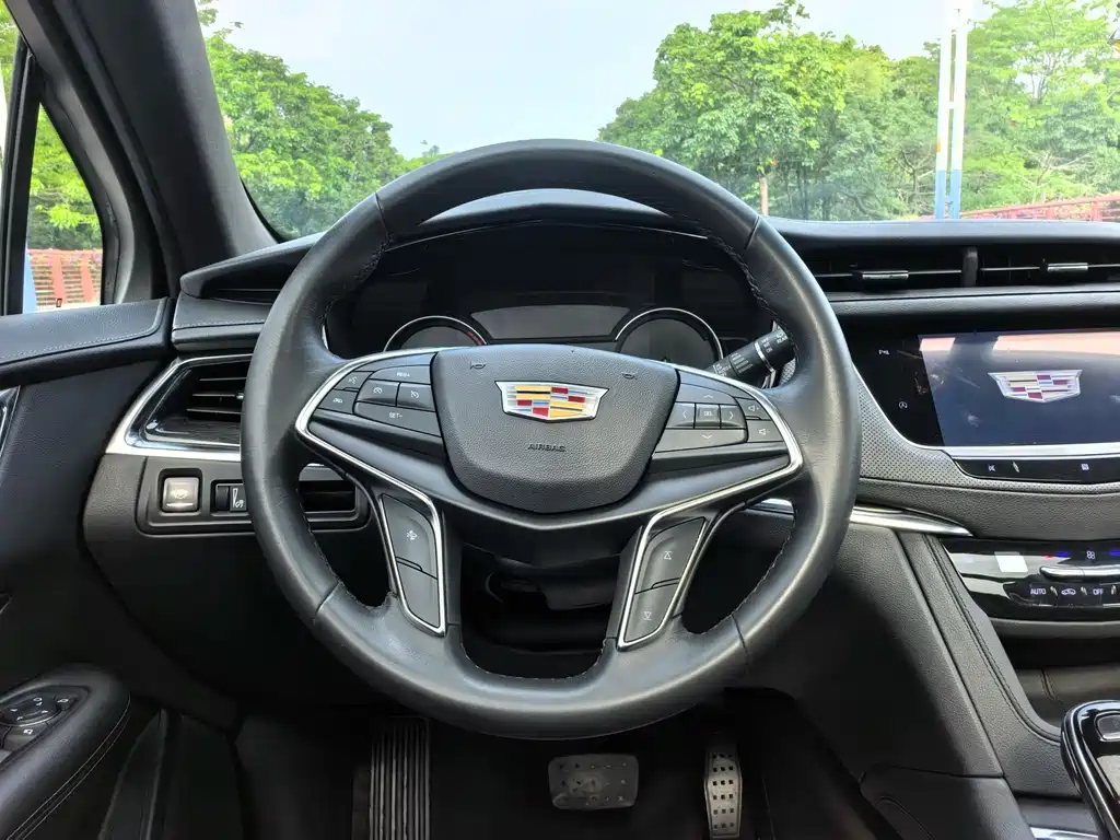 Cadillac XT5 — фото 17