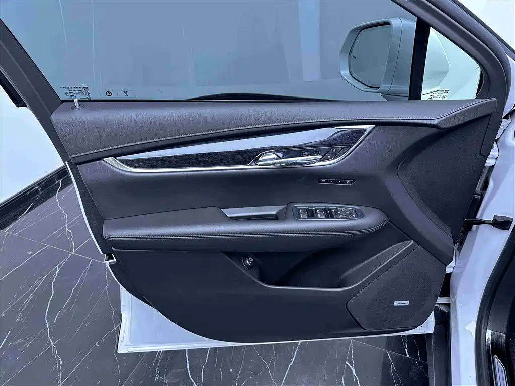 Cadillac XT5 — фото 17