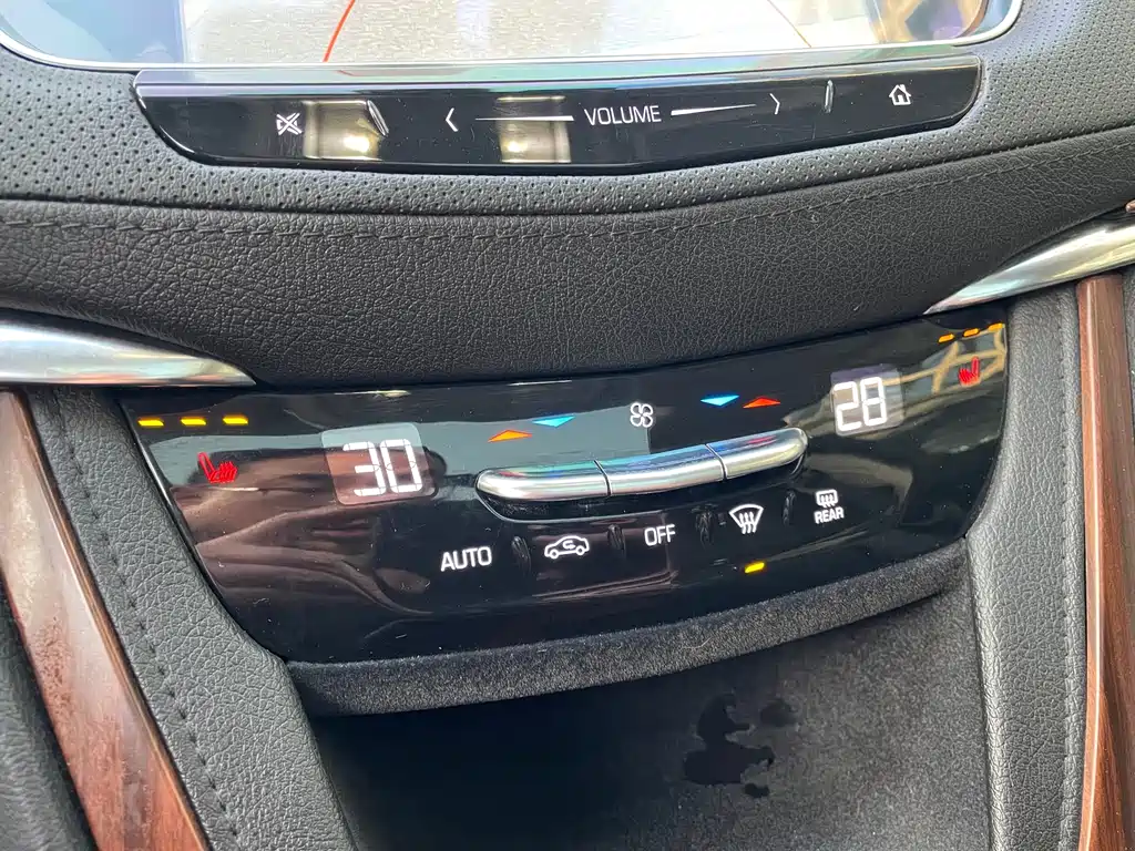 Cadillac XT5 — фото 11