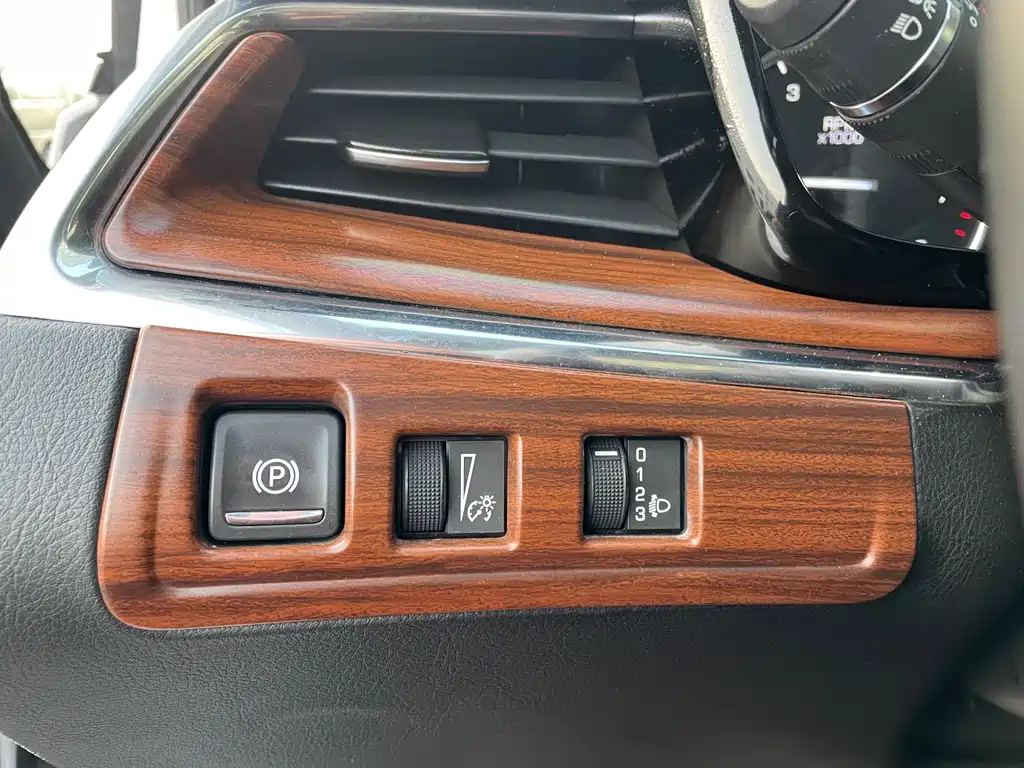 Cadillac XT5 — фото 13