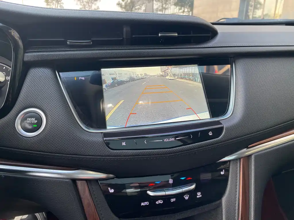 Cadillac XT5 — фото 10