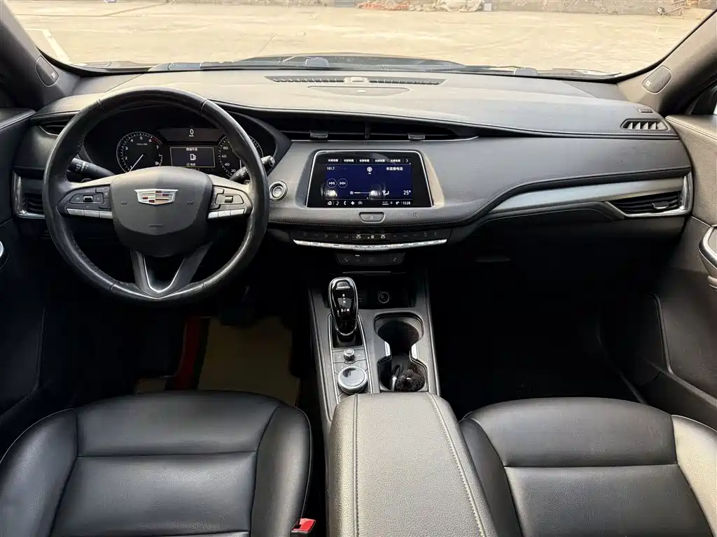 Cadillac XT4 — фото 22