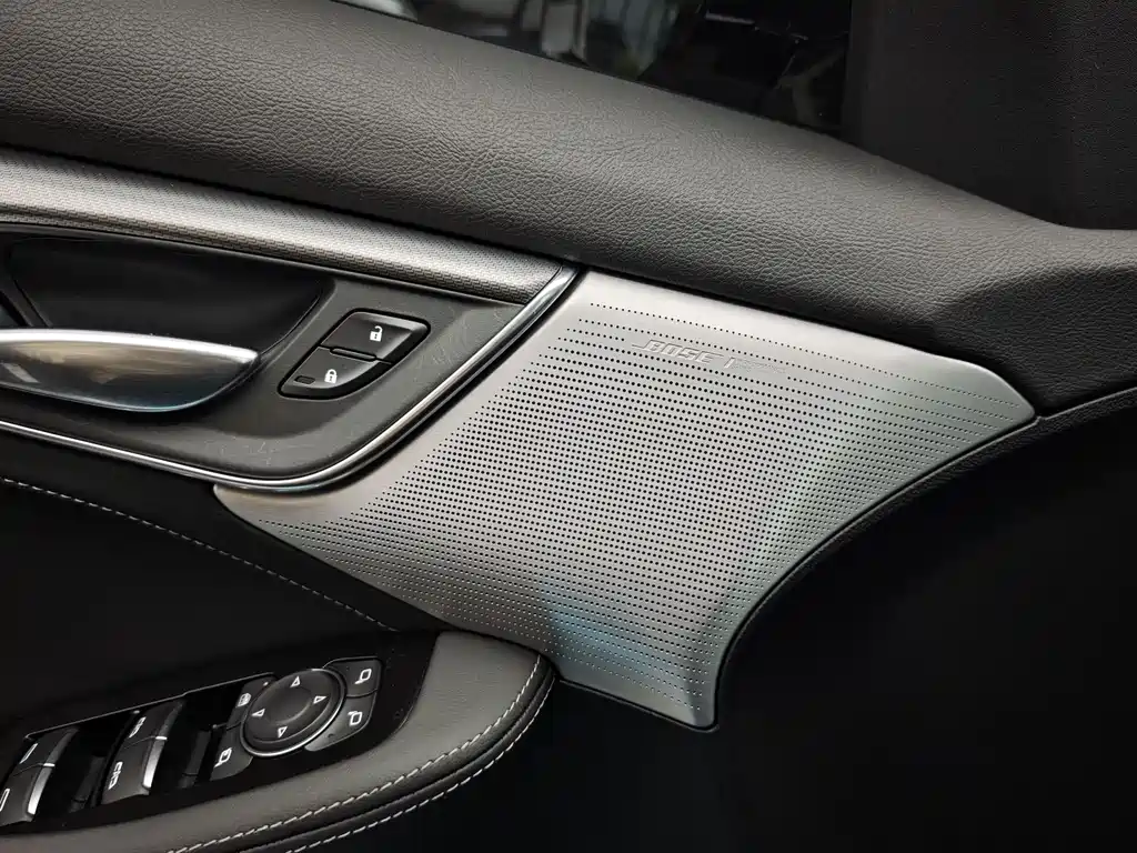 Cadillac CT5 — фото 9