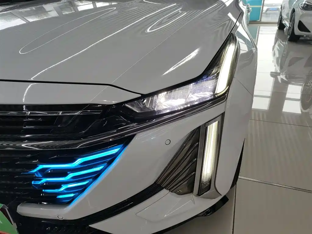 Cadillac CT5 — фото 24