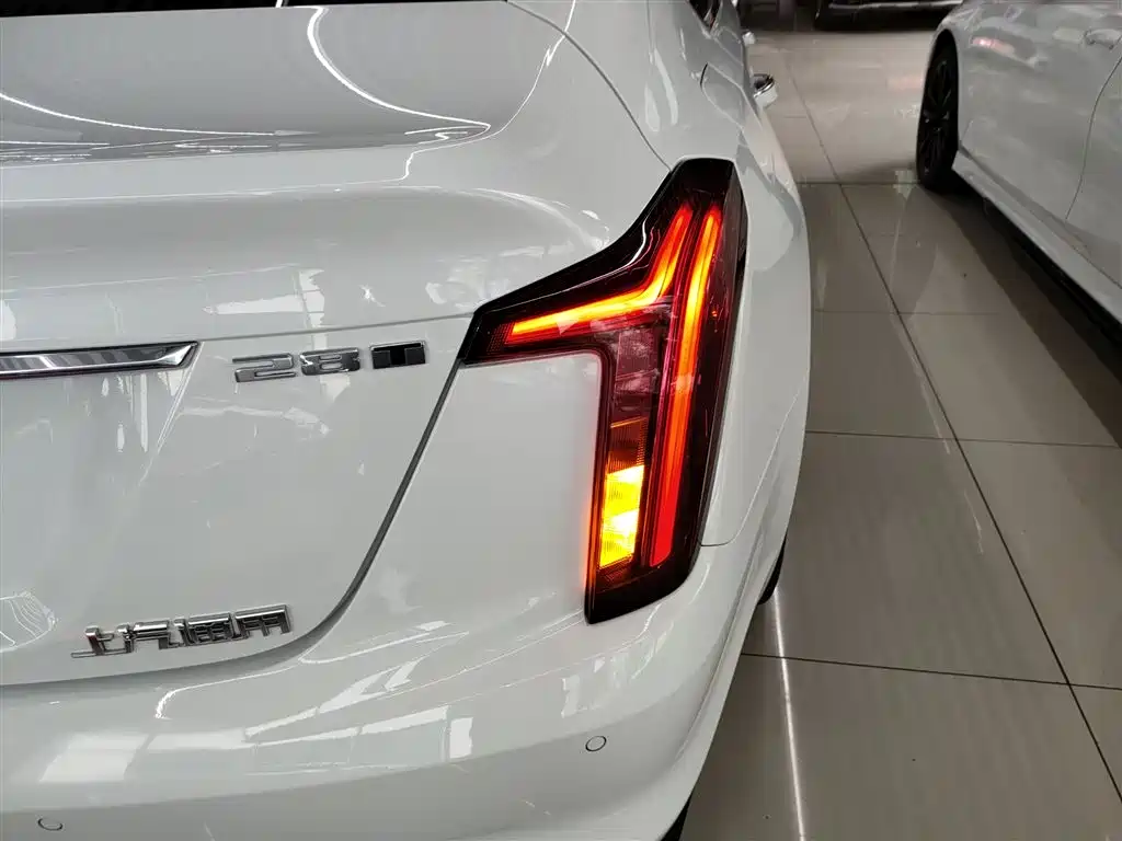 Cadillac CT5 — фото 8
