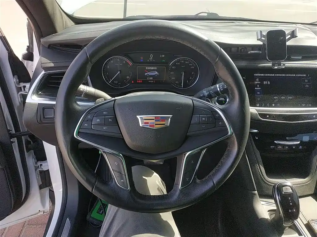 Cadillac XT5 — фото 11