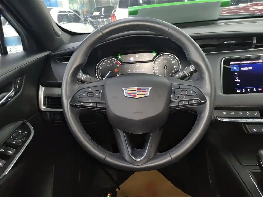 Cadillac XT4 — фото 11
