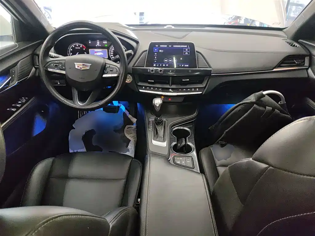 Cadillac CT4 — фото 10