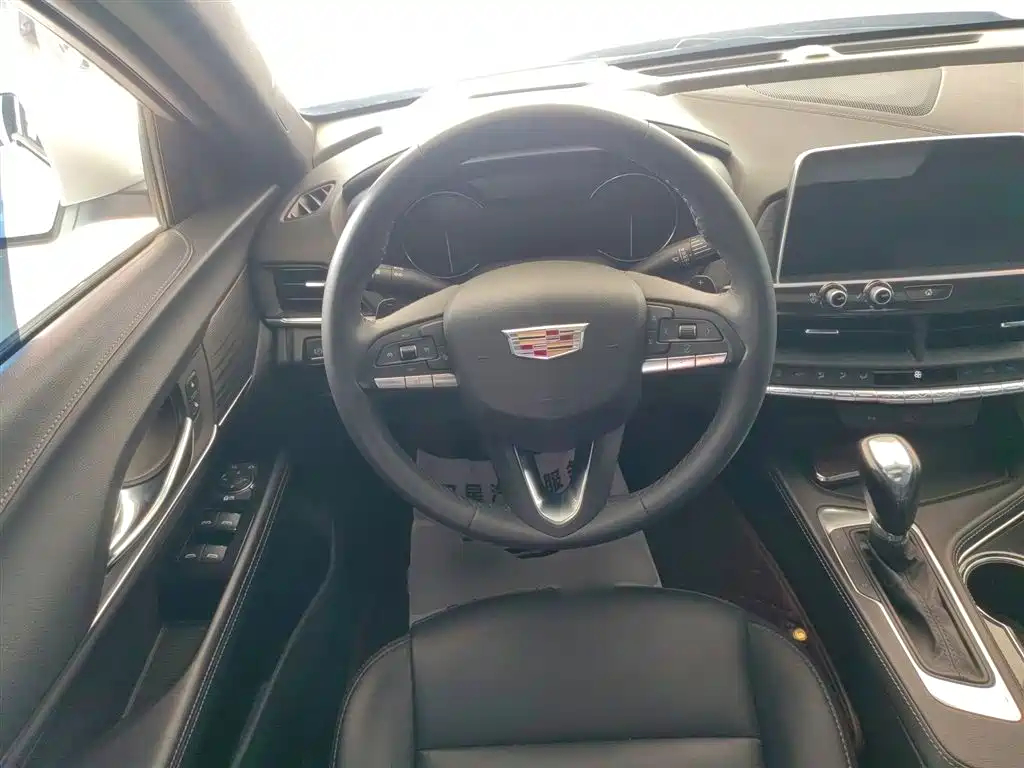 Cadillac CT4 — фото 11