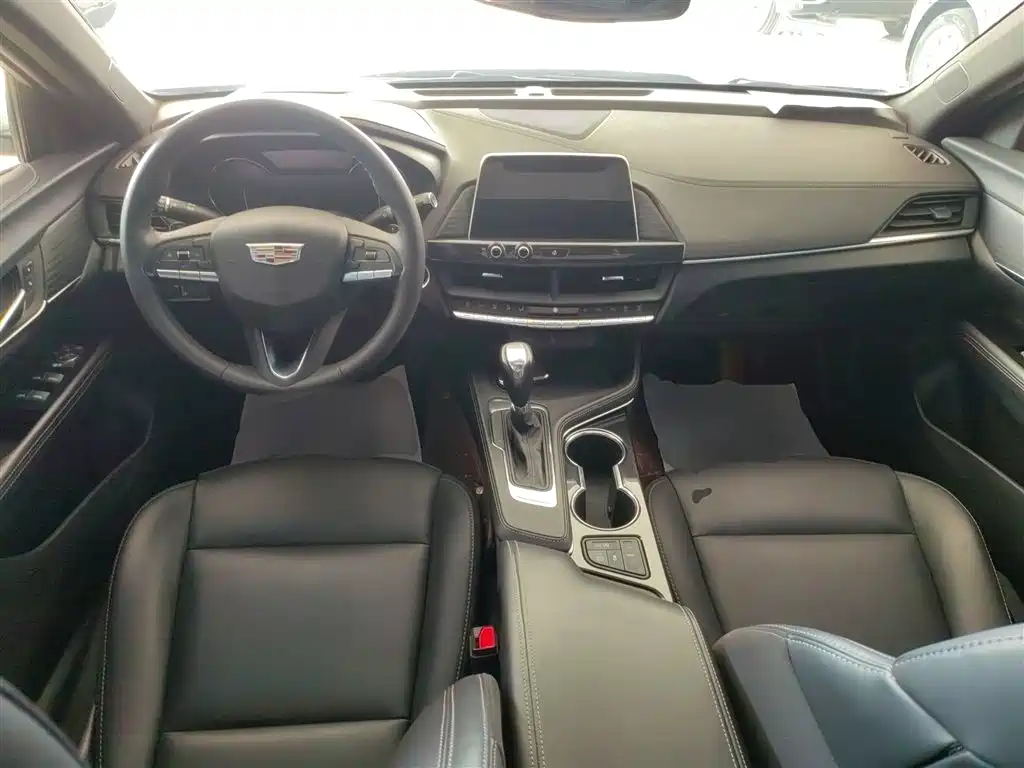 Cadillac CT4 — фото 10