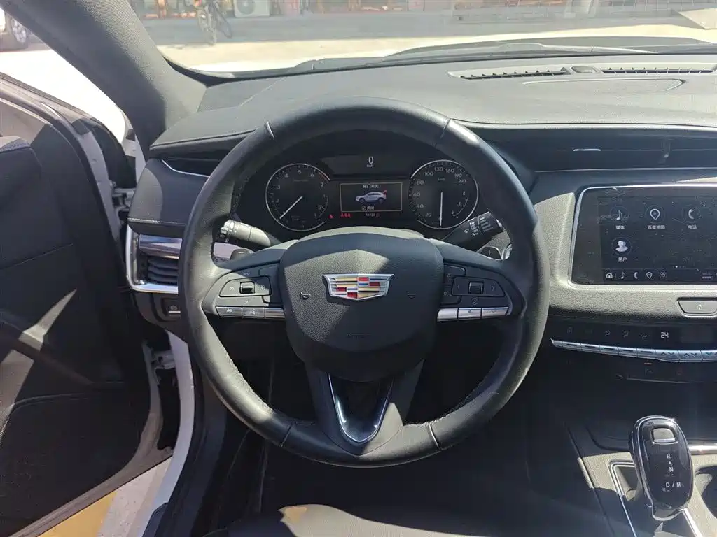 Cadillac XT4 — фото 11