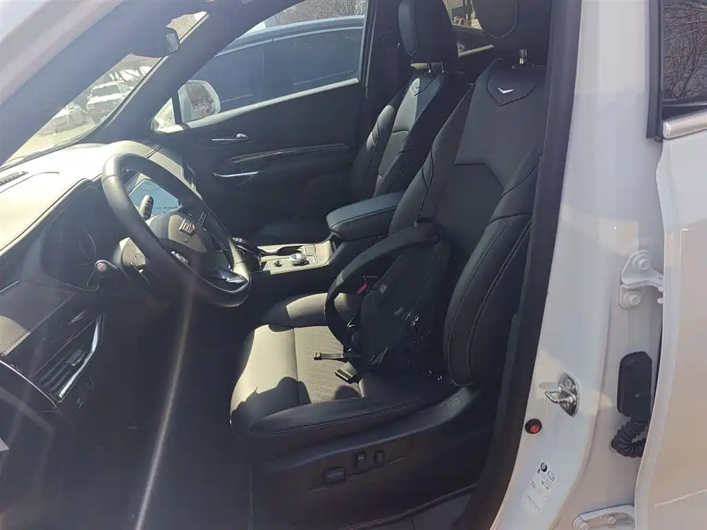 Cadillac XT4 — фото 15
